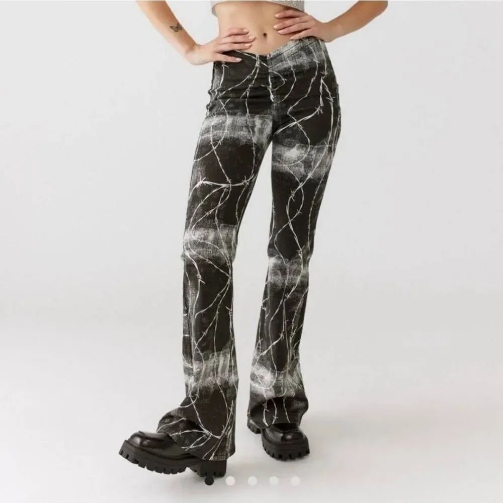 BDG Urban Outfitters Barb Wire Print Size 24 Ruched V-front Flare Jean Rock
